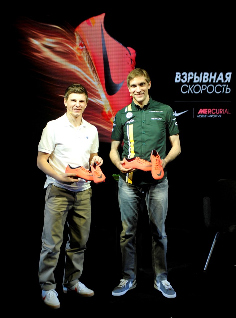 капитан сборной России по футболу Андрей Аршавин представил новые бутсы Mercurial Vapor 8 вместе c пилотом Королевских гонок Формулы-1 Виталием Петровым.